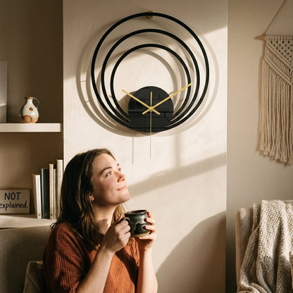 Détail du cadran sans chiffres de l'horloge noire acrylique — motif floral ajouré découpé au laser.