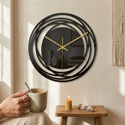 Horloge noire motif floral installée dans un salon scandinave moderne — style minimaliste.