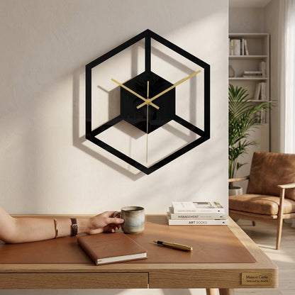 Horloge murale noire design motif floral — vue de face, cadran sans chiffres, aiguilles dorées.