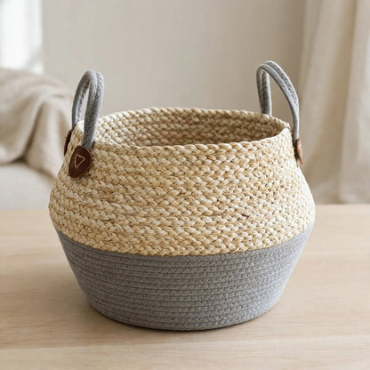 Cache-pot en rotin tressé beige à base grise et anses grises, vide sans plante - cadeau pratique