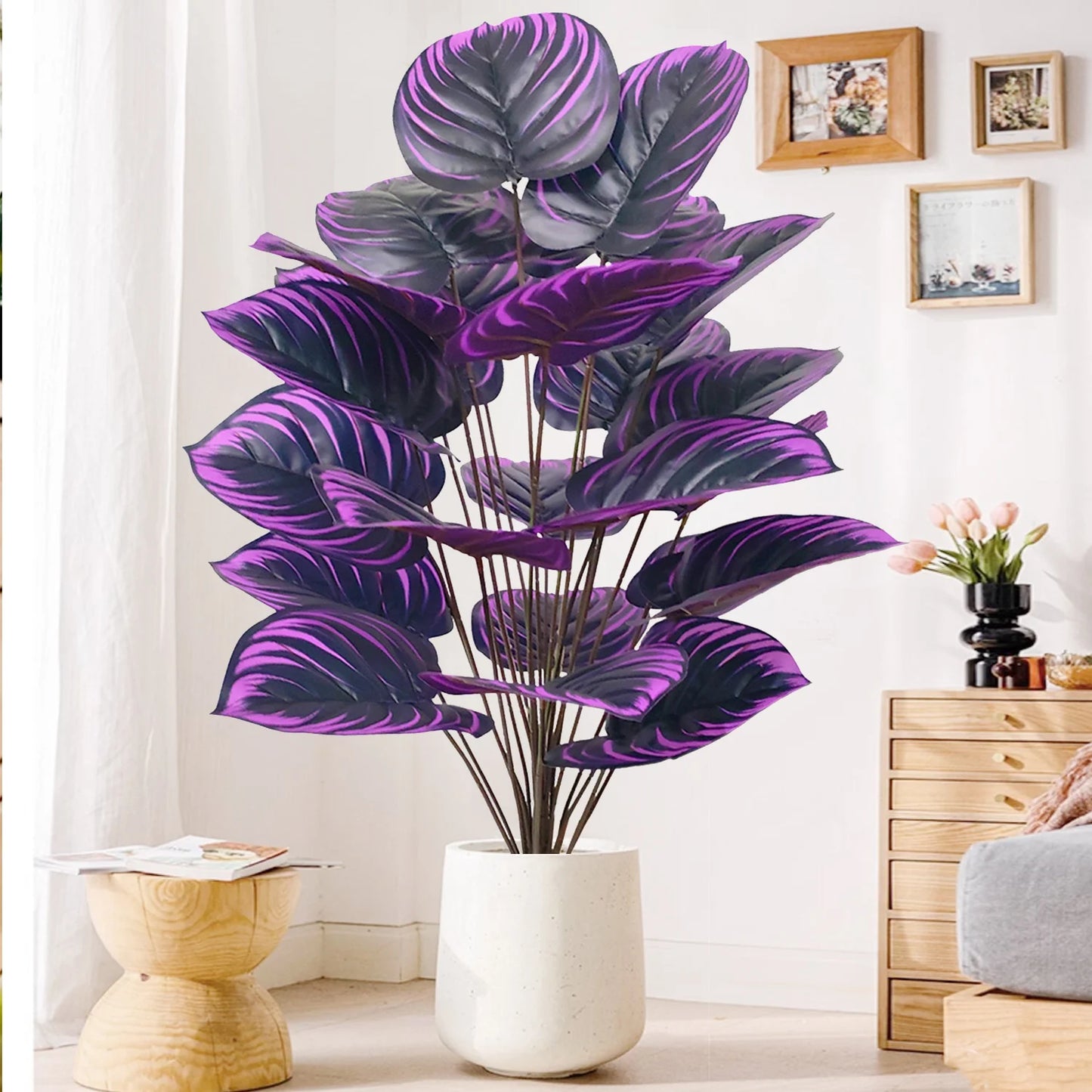 Grande plante artificielles extérieur aux feuilles violettes vibrantes, élégante décoration intérieure.