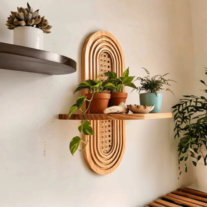 Coin chambre bohème avec étagère mural en rotin exposant succulentes et objets décoratifs organisés
