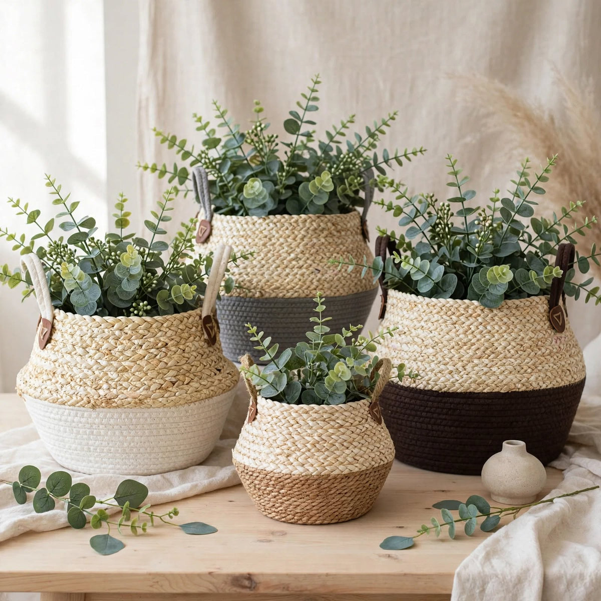  4 cache-pots en rotin tressé - 3 grands modèles 29x30cm base blanche, grise et brun chocolat + 1 petit 18x21cm en jute naturel, avec plantes artificielles eucalyptus
