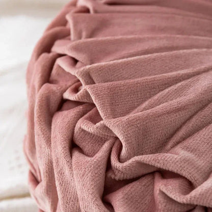 Coussin canapé plissé design citrouille, gros plan sur la texture premium