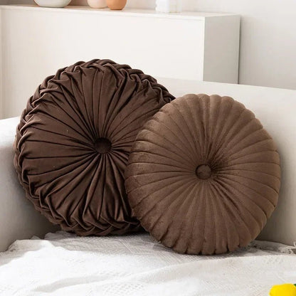 Coussin rond velours plissé chocolat, vue d'ensemble montrant la forme citrouille