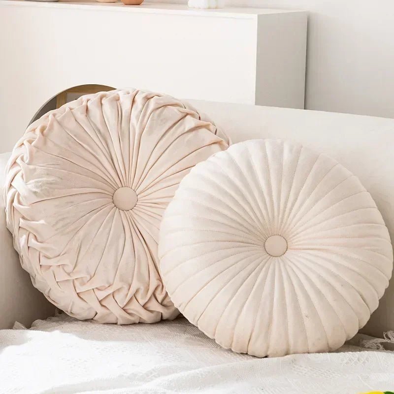 Coussin velours plissé beige poudré sur canapé, ambiance salon moderne