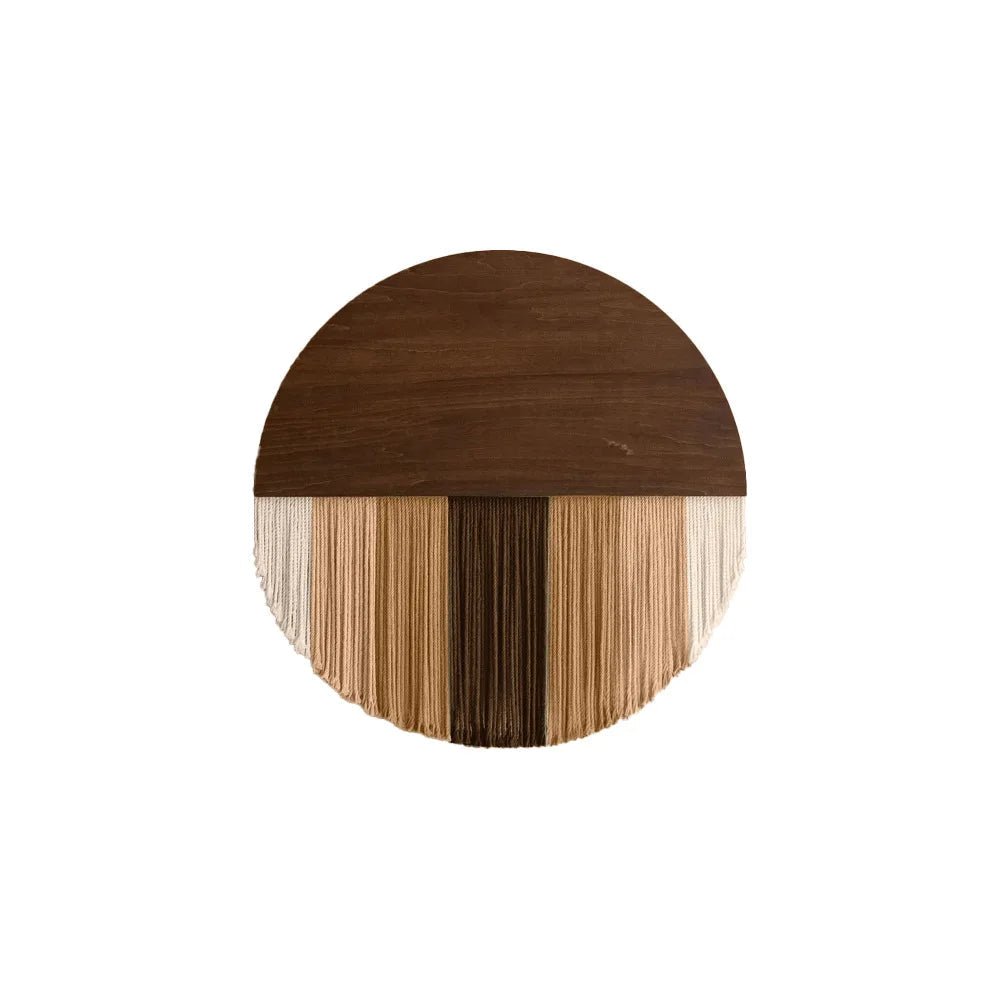 Décoration murale en macramé présentant un demi-cercle supérieur en bois brun foncé et une partie inférieure en fils de coton beige, crème et marron foncé formant des franges. Les dimensions indiquées sont de 40cm/15.74in en largeur et en hauteur. Cet article artisanal ajoute une touche bohème et texturée à tout intérieur.