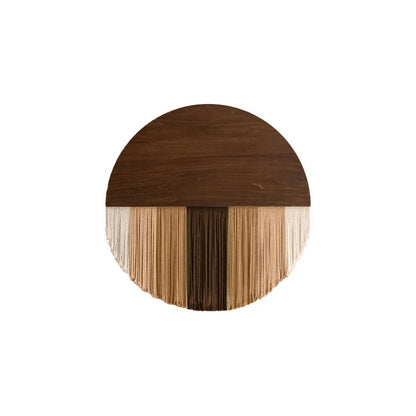Décoration murale en macramé présentant un demi-cercle supérieur en bois brun foncé et une partie inférieure en fils de coton beige, crème et marron foncé formant des franges. Les dimensions indiquées sont de 40cm/15.74in en largeur et en hauteur. Cet article artisanal ajoute une touche bohème et texturée à tout intérieur.