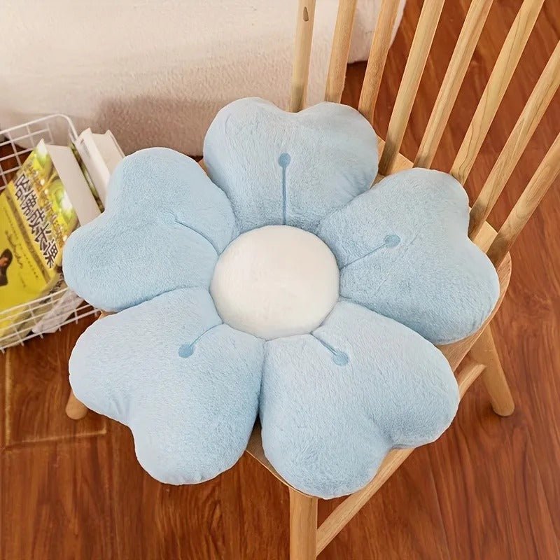 "Détail des pétales du coussin fleur marguerite avec broderie fil de soie"