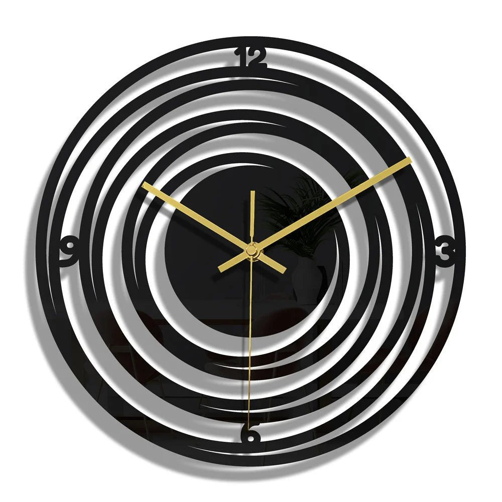 Détail du mécanisme quartz silencieux de Horloge murale design noire et des aiguilles dorées sur horloge noire ajourée.
