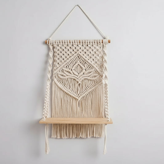 Détail macramé mural moderne montrant motifs géométriques épurés design contemporain