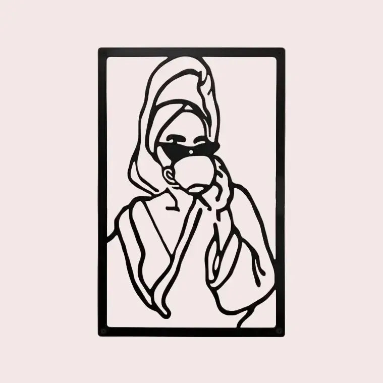 Femme stylisée avec serviette, lunettes, buvant café. Élégante décoration murale pour chambre.