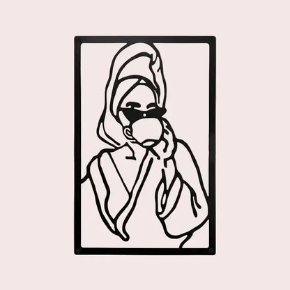 Femme stylisée avec serviette, lunettes, buvant café. Élégante décoration murale pour chambre.