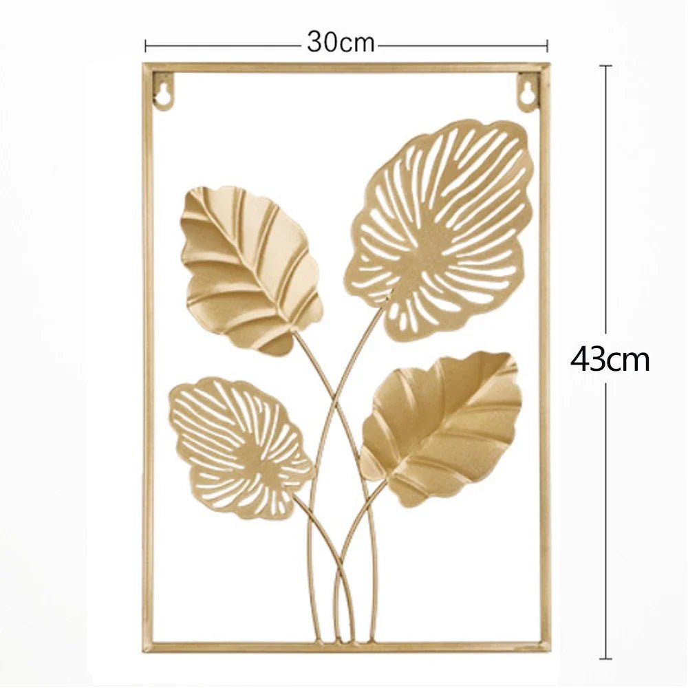 Élégante decoration murale en métal doré, motifs feuilles tropicales ajourées.