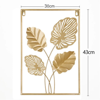 Élégante decoration murale en métal doré, motifs feuilles tropicales ajourées.