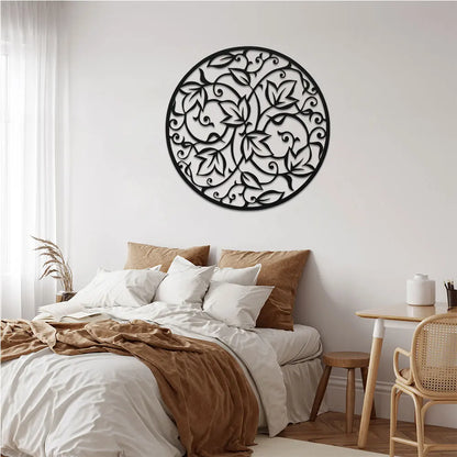 Decoration murale arbre de vie moderne en métal noir dans chambre épurée.