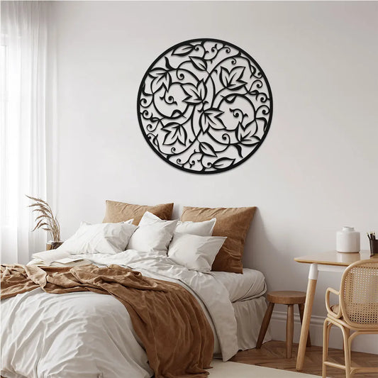 Decoration murale arbre de vie moderne en métal noir dans chambre épurée.