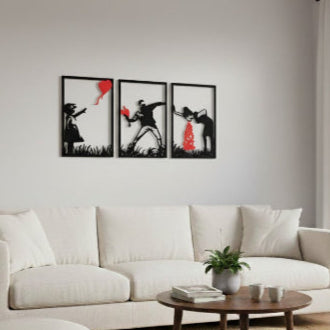 Decoration murale pour salon Banksy dans un Salon moderne minimaliste avec canapé crème, table basse bois.