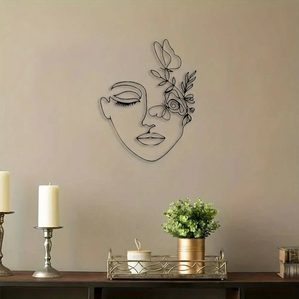 Élégant decors muraux metal en forme de visage féminin avec motifs floraux délicats.