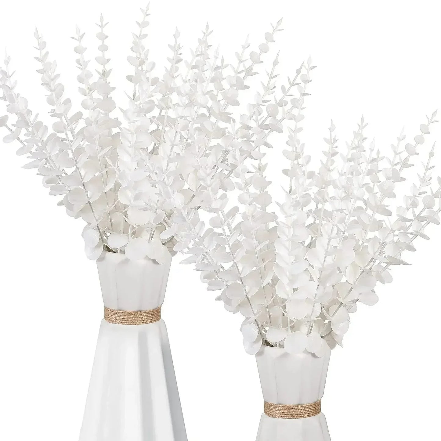 Deux vases en céramique blanche ornés de Plantes artificielles comme des vraies – Feuilles d'eucalyptus doré. Chaque vase présente un col étroit entouré de ficelle, idéal pour une décoration élégante sur un fond blanc uni.