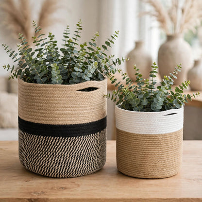 Deux cache-pots tressés beige et blanc avec eucalyptus