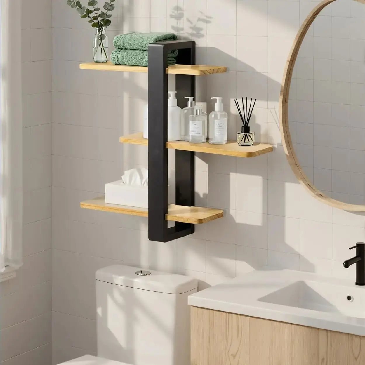 Etagere murale noire bois trois niveaux dans chambre avec cadres photos et livres, rangement mural organisé ambiance cosy
