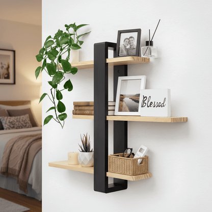 Etagere murale noire bois trois niveaux dans chambre avec cadres photos et livres, rangement mural organisé ambiance cosy