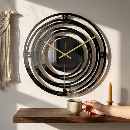 Femme tenant l'horloge murale noire design pour montrer la taille de 30cm et la légèreté.
