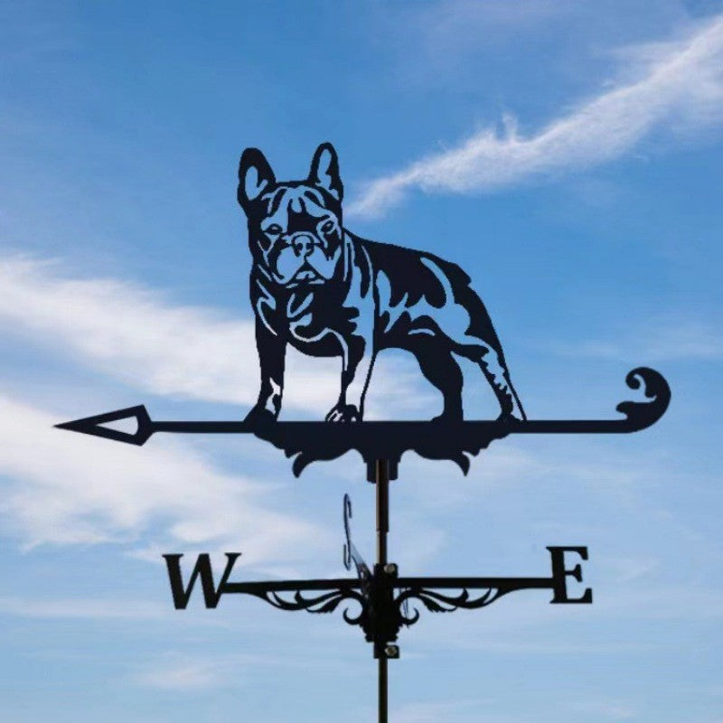 Girouette-animal-Chien présente une silhouette de bouledogue sur une flèche avec des marqueurs « W » et « E » en dessous, sur fond de ciel bleu, idéal pour une déco extérieure unique.
