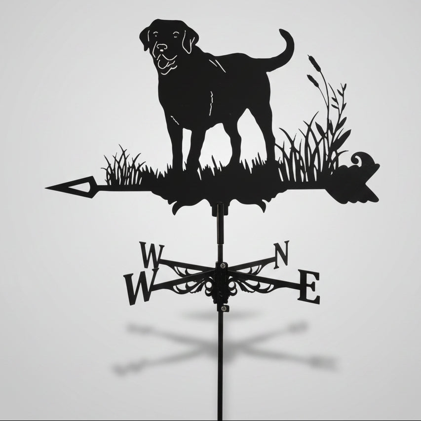 Girouette Animée Labrador en fer forgé noir avec silhouette de chien réaliste et points cardinaux sur fond blanc.