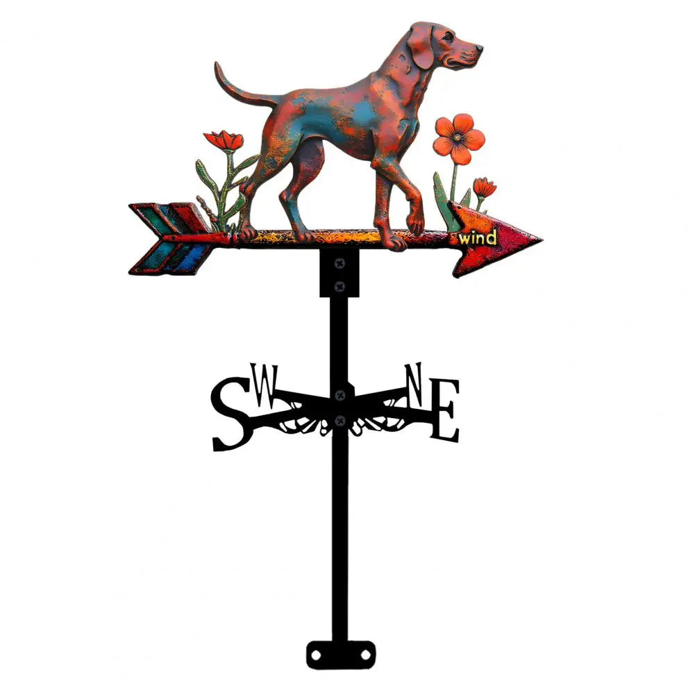 Girouette décorative colorée en forme de chien avec des fleurs, indiquant la direction du vent.