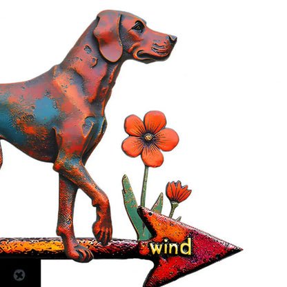 Girouette animal chien de chasse en métal rouillé avec fleurs.