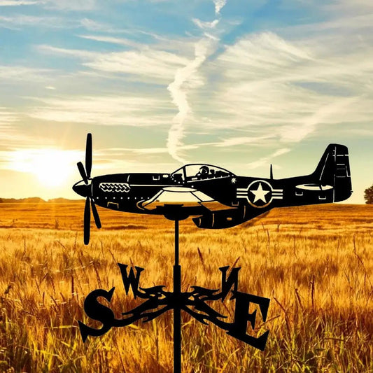 Girouette avion P-51 Mustang sur toit, indique la direction du vent.
