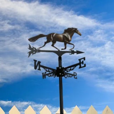 Girouette cheval sur clôture blanche, ciel bleu nuageux. Nom : Étalon au vent.