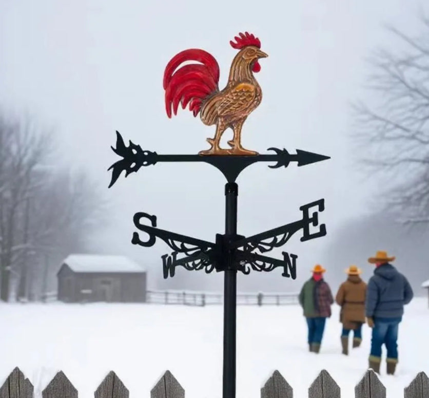 Girouette coq décorative sur fond hivernal enneigé.