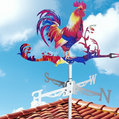 Girouette coq colorée sur toit, ciel bleu en arrière-plan.