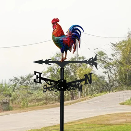 Girouette coq colorée sur poteau noir, indiquant les directions du vent.
