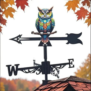 Girouette oiseau hibou colorée sur toit automnal, indique la direction du vent.
