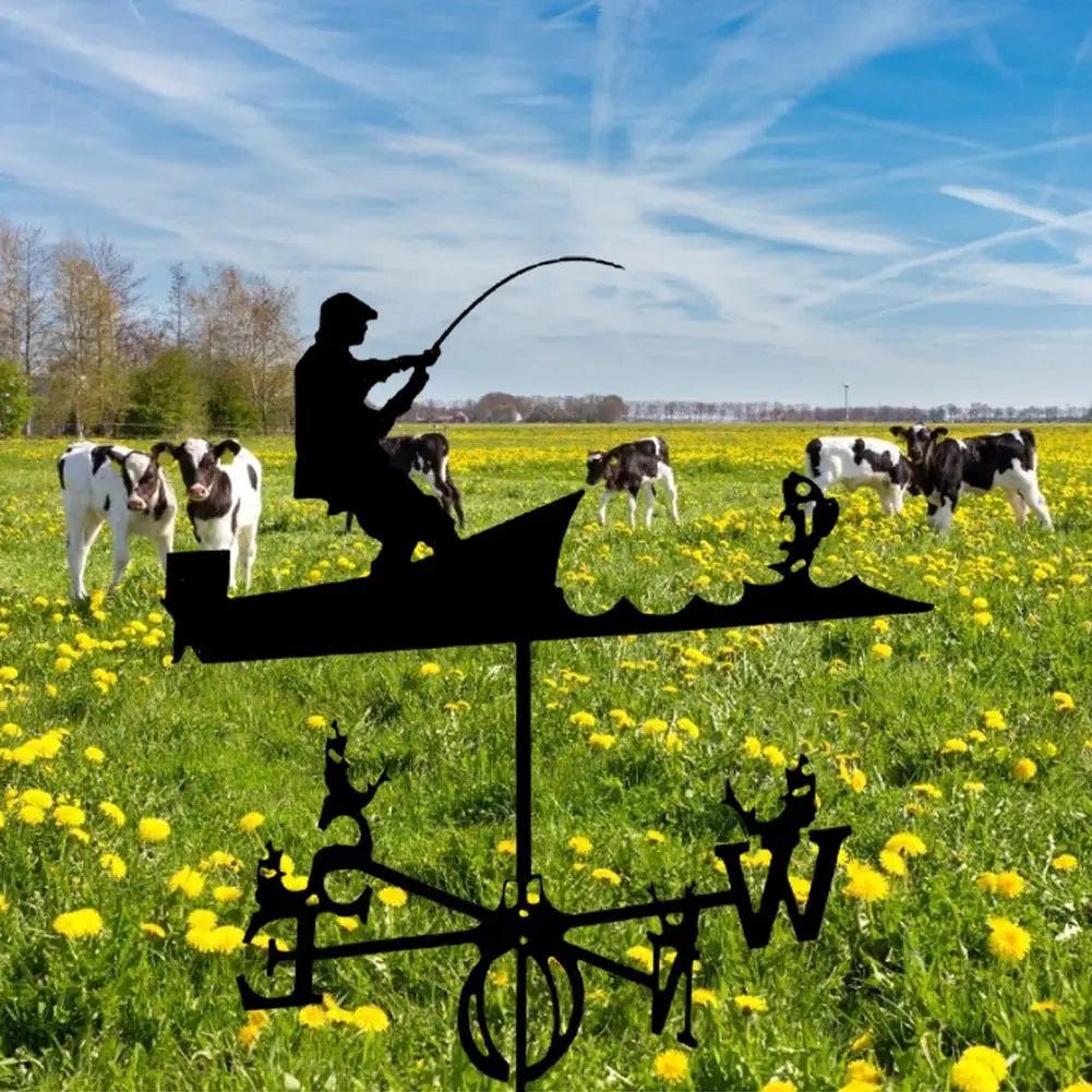 Girouette originale silhouette pêcheur sur barque, prairie fleurie et jeunes vaches.