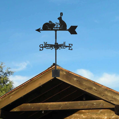Une Girouette volante, un Dragon volant, perchée sur un toit en bois, sur fond de ciel bleu clair, met en scène deux silhouettes de lapins, l'un assis, l'autre couché. Cette charmante décoration est à la fois un outil fonctionnel et une décoration extérieure, avec des lettres directionnelles sous la flèche.