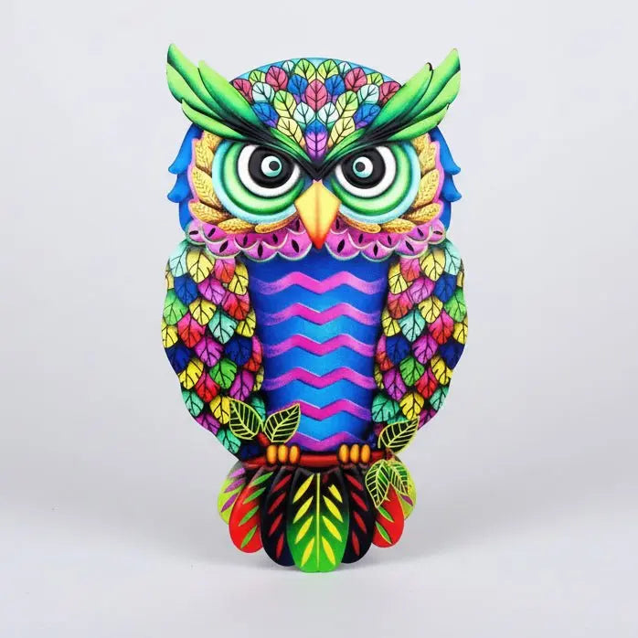 Gros plan décoration de jardin chouette métal couleurs vives psychedéliques détails géométriques plumage finitions brillantes reflets