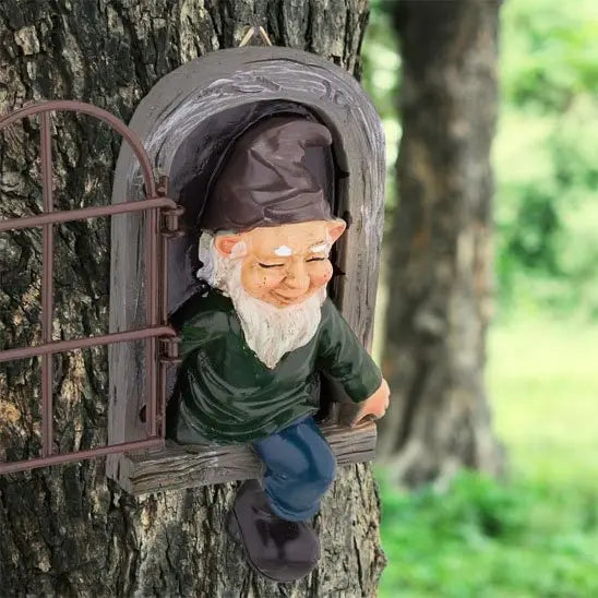 Gros plan décoration jardin figurine gnome marron bonnet pointu barbe détails artisanaux fenêtre volet texture écorce qualité