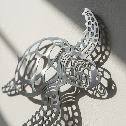 Gros plan détail décoration murale marine montrant découpe ajourée motifs océan