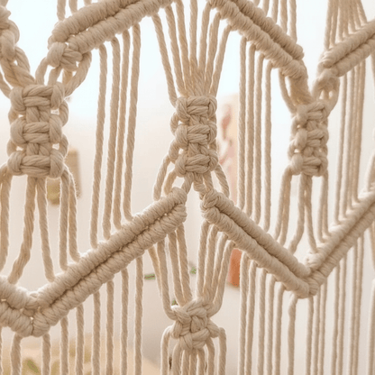 Gros plan tissage artisanal macramé é rideaux coton naturel montrant texture nœuds complexes et franges