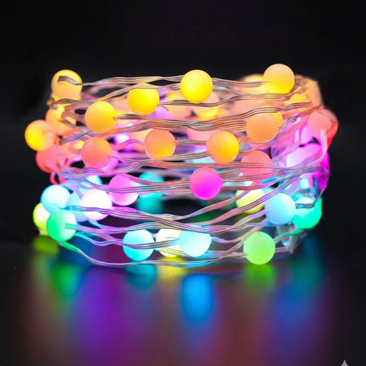 Une guirlande lumineuse multicolore enroulée sur un fond sombre, illuminant l'espace.