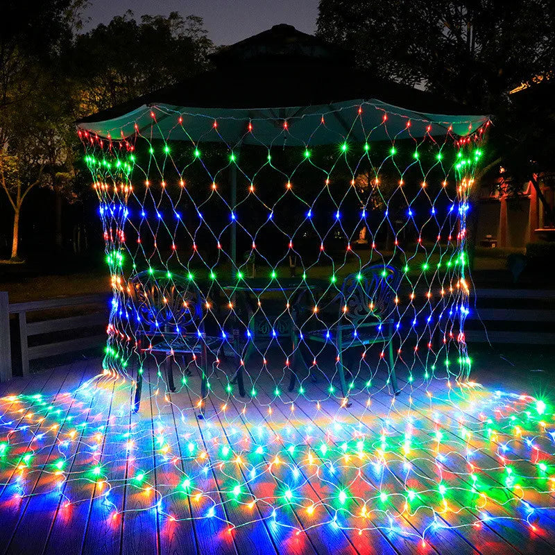 Guirlande rideau solaire lumineuse multicolore pour décoration extérieure nocturne festive.
