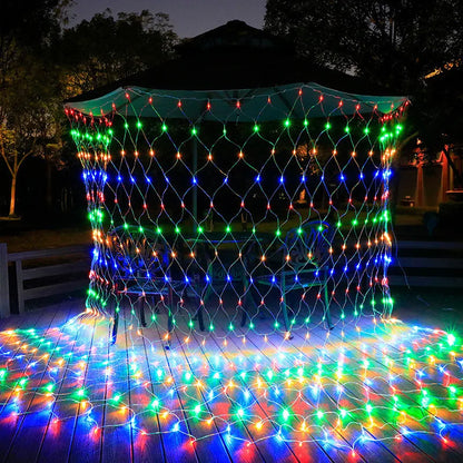Guirlande rideau solaire lumineuse multicolore pour décoration extérieure nocturne festive.
