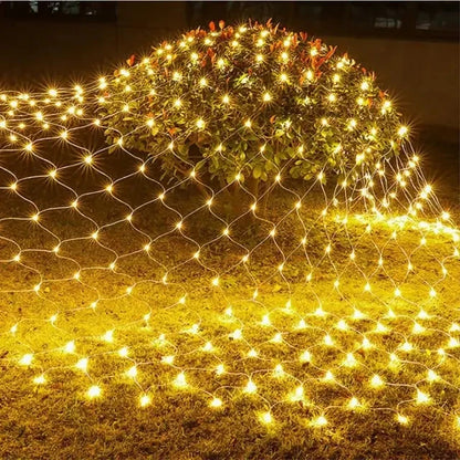 Guirlande rideau solaire illumine jardin et arbustes de lumières chaleureuses. Blanc chaud 