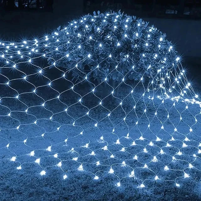 Guirlande rideau solaire illumine jardin et arbustes de lumières chaleureuses. Blanc froid
