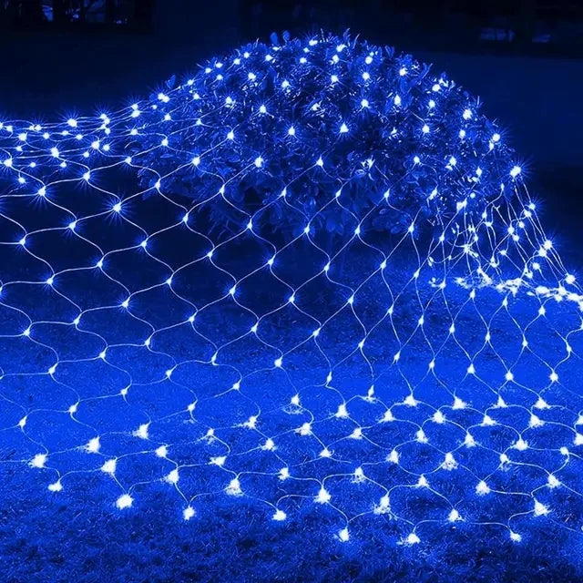Guirlande rideau solaire illumine jardin et arbustes de lumières chaleureuses. bleu